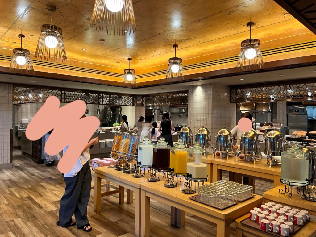 ビュッフェレストランのドリンクコーナー