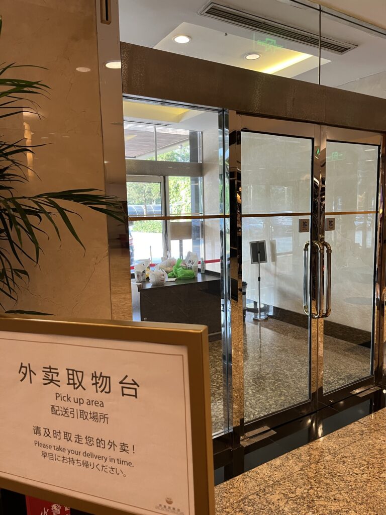 ホテルロビーのデリバリー受け取り専用カウンター