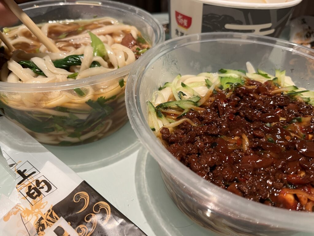 2つのデリバリー容器に入った麺類の料理