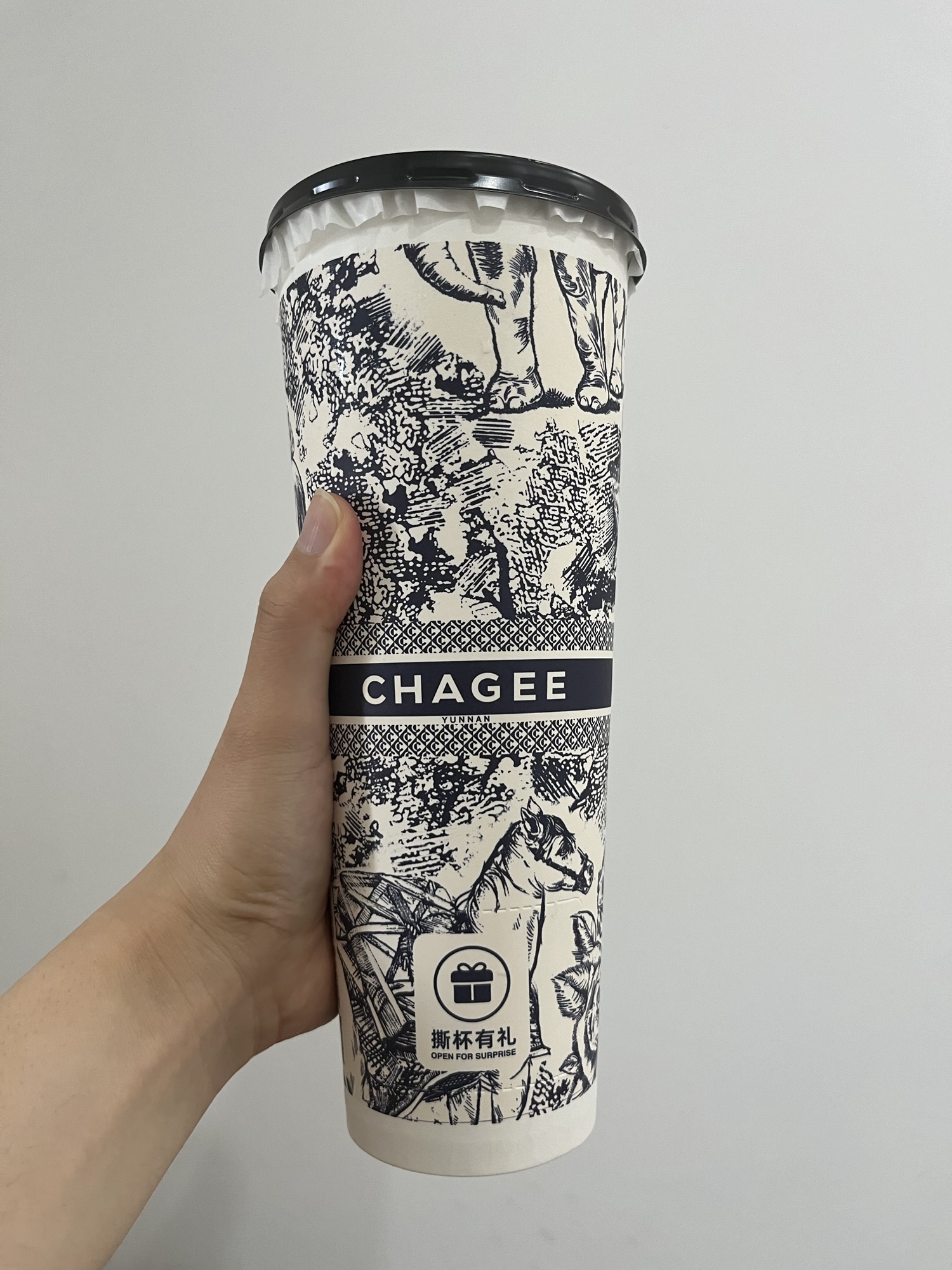 底面にプレゼント付きの巨大なコーヒー紙コップ