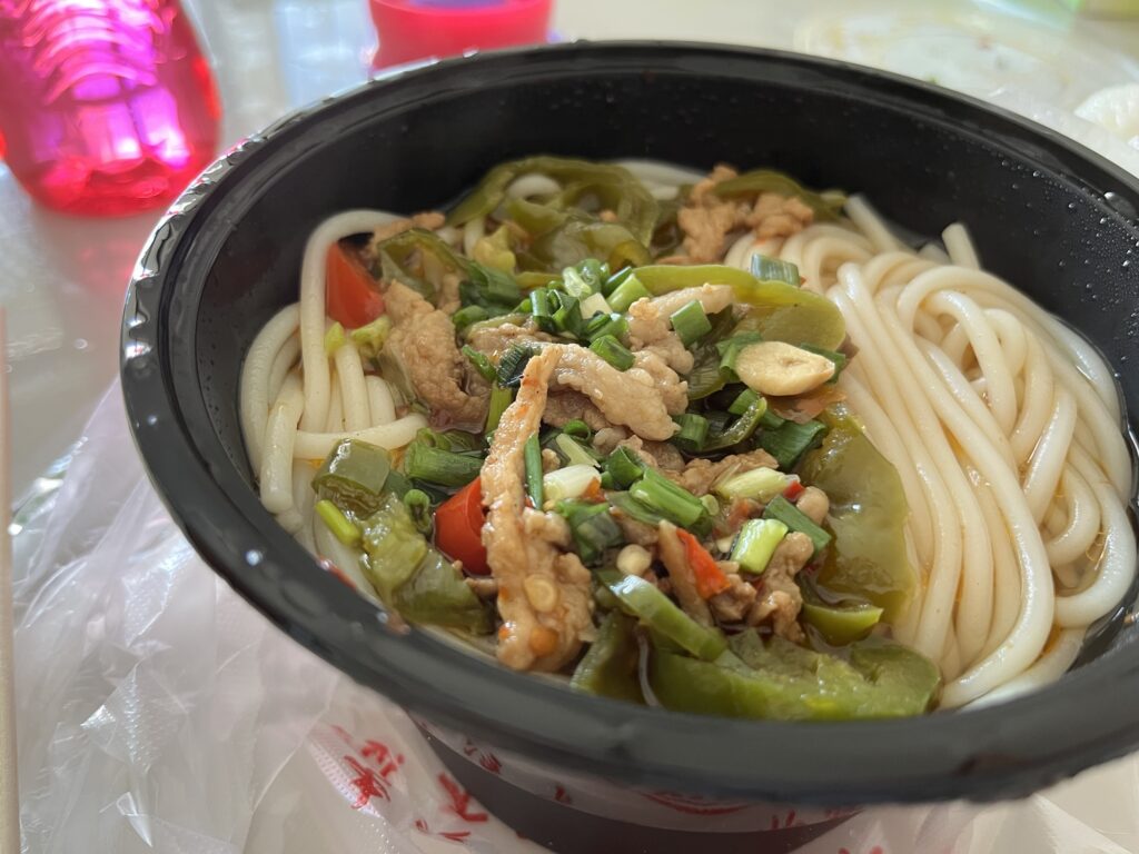青椒肉絲が入ったスープ麺