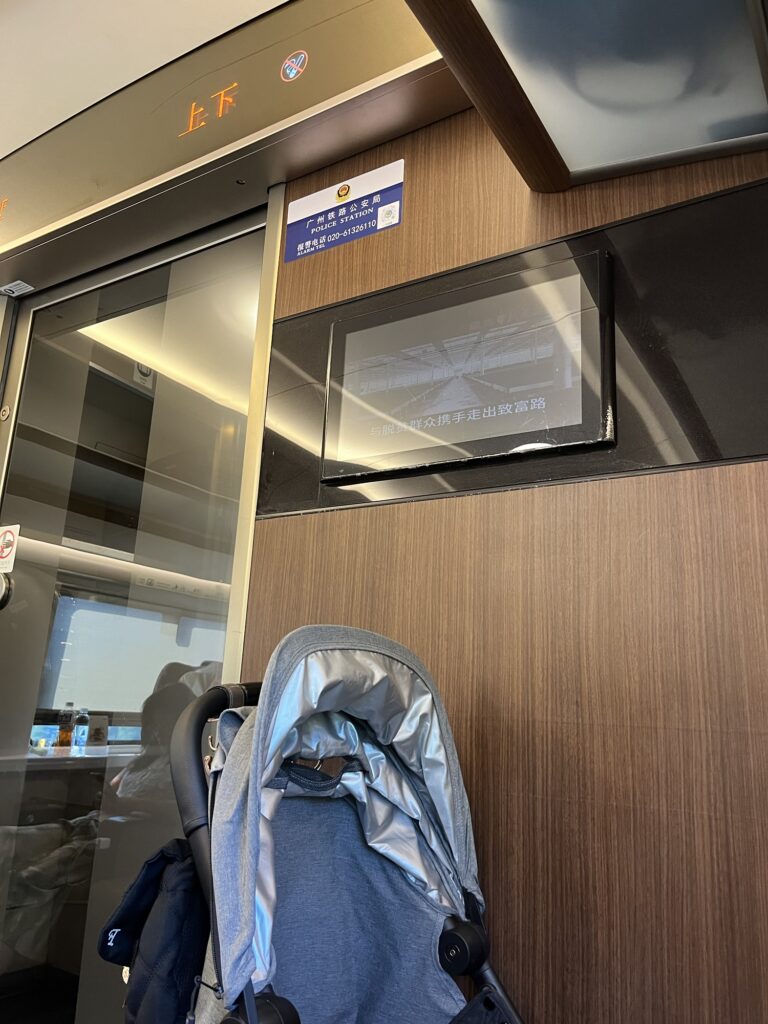 中国の高速鉄道の客車前方に設置された液晶スクリーンと電光掲示板