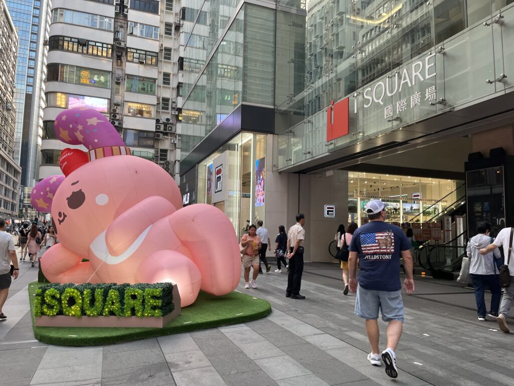 香港のビルの入口とモニュメント