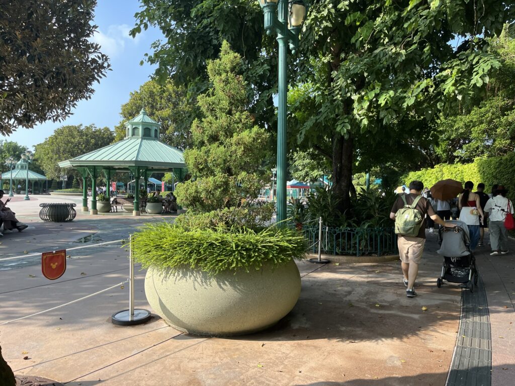 香港ディズニーランドの入園ゲートの前に並ぶ観光客たち