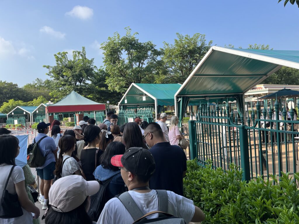 香港ディズニーランドの保安検査に並ぶ観光客たちの列
