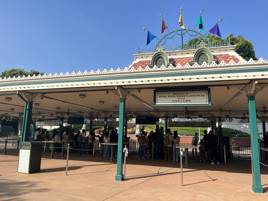 香港ディズニーランドの入園ゲート前