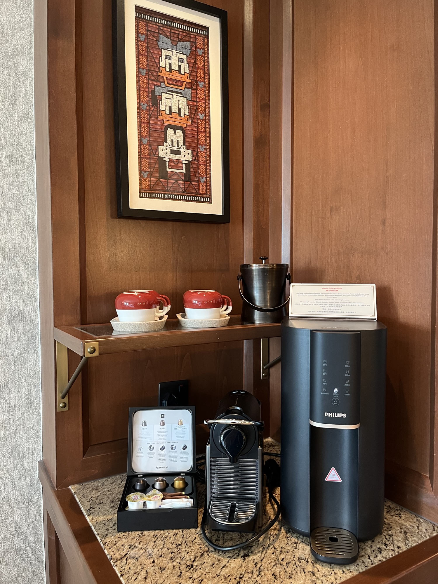 ホテル客室に設置されたコーヒーマシンと電気ポット、アイスポット、マグカップ
