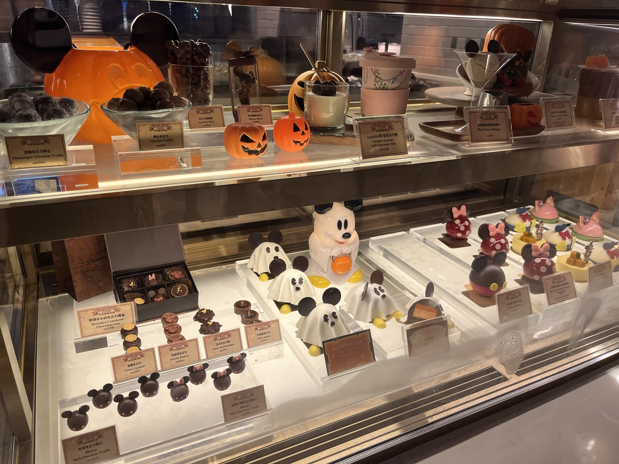 店のウィンドウに並ぶケーキとチョコレート