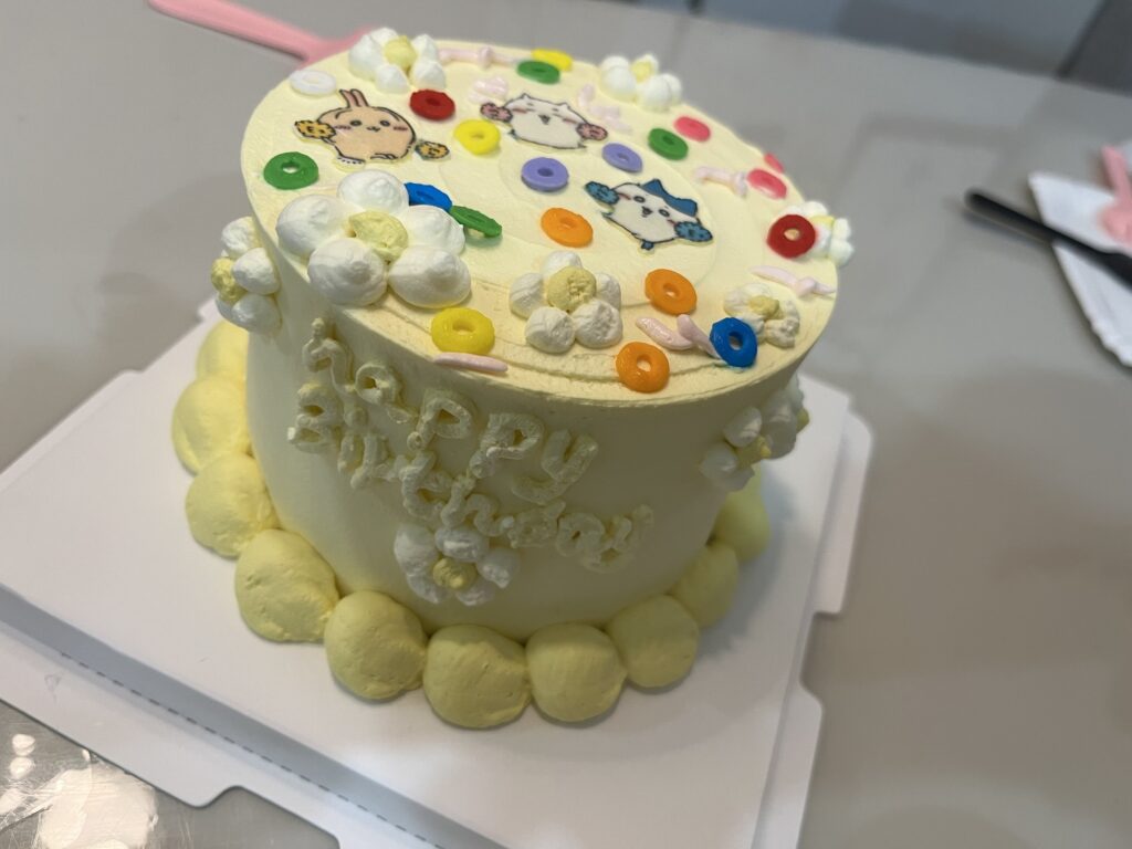 キャラクターのイラストが描かれた黄色のバースデーケーキ