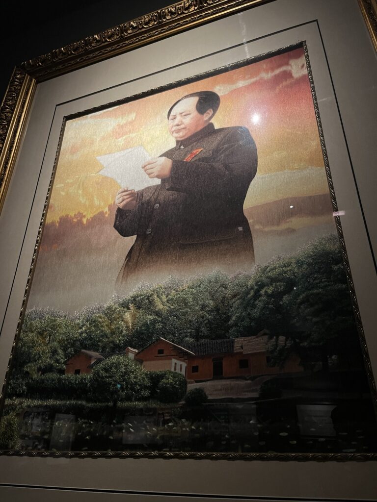 手紙を読む毛沢東の肖像画