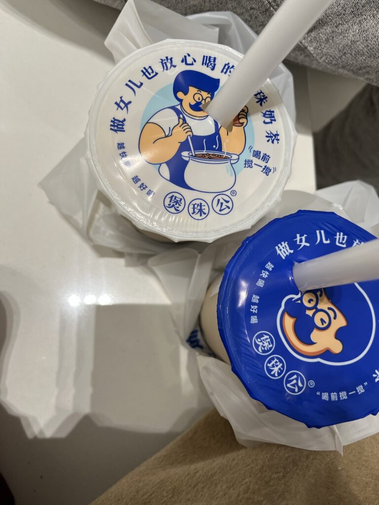 タピオカミルクティーのカップの蓋に描かれた男性のイラスト