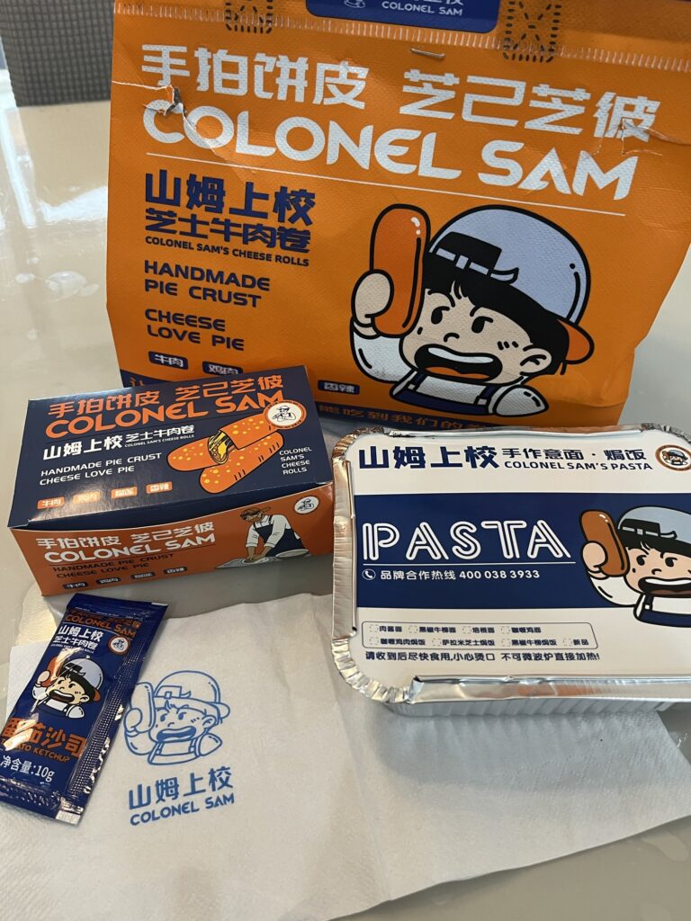 デリバリー料理の容器と紙袋