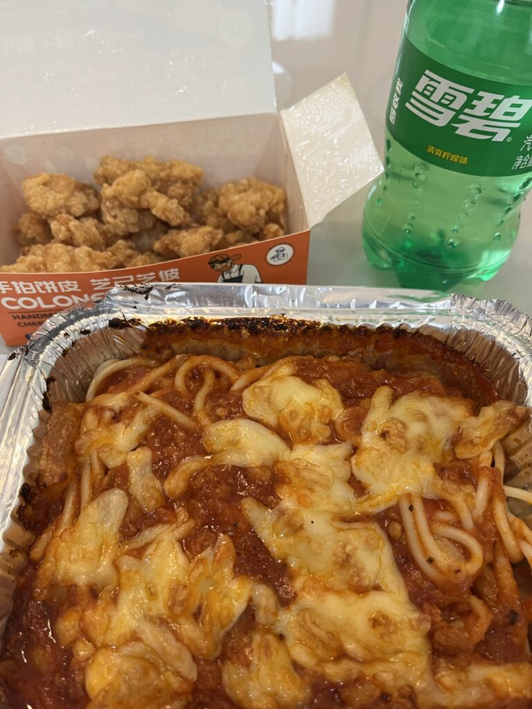 ミニクリスピーチキンとミートソースパスタ、スプライトのボトル