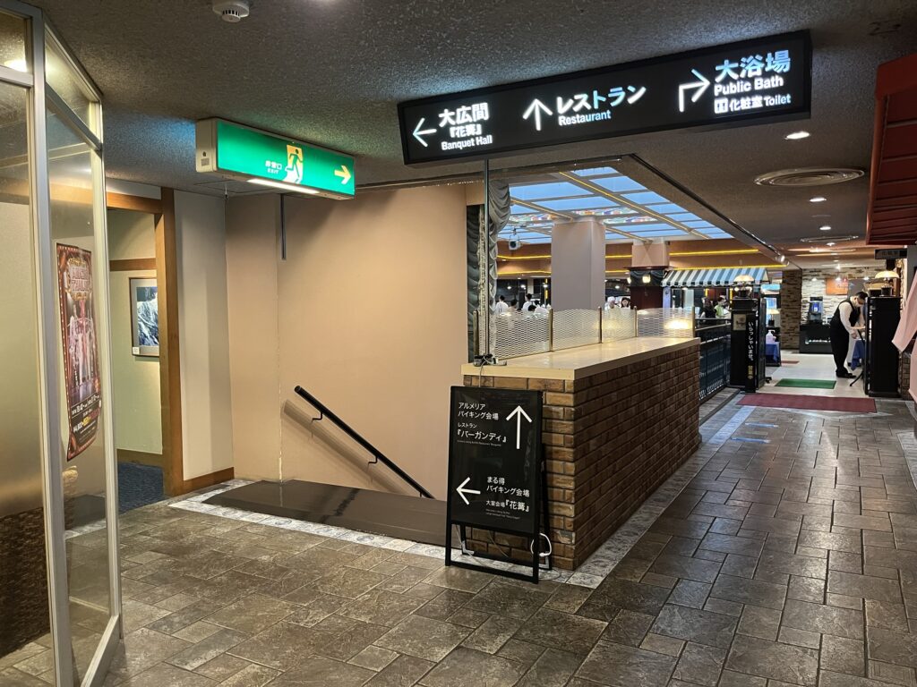 下呂温泉ホテルくさかべアルメリアの本館２階にある食事会場エントランス